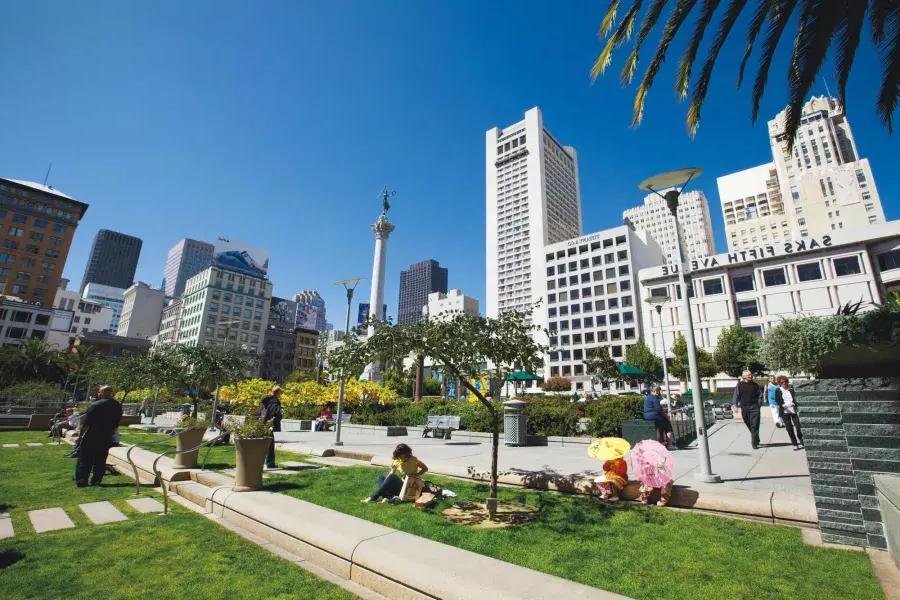 An einem sonnigen Tag genießen die Menschen einen Park am Union Square. San Francisco, Kalifornien.