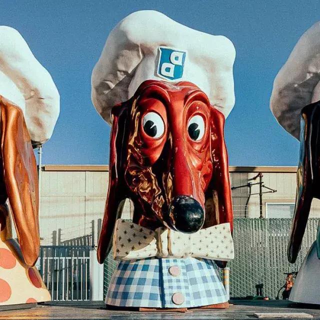 Trois des célèbres têtes de Doggie Diner exposées.